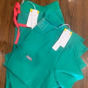 FIGS Safety Green FREEx Zamora Jogger Scrub Pants Catarina One pocket Scrub Top